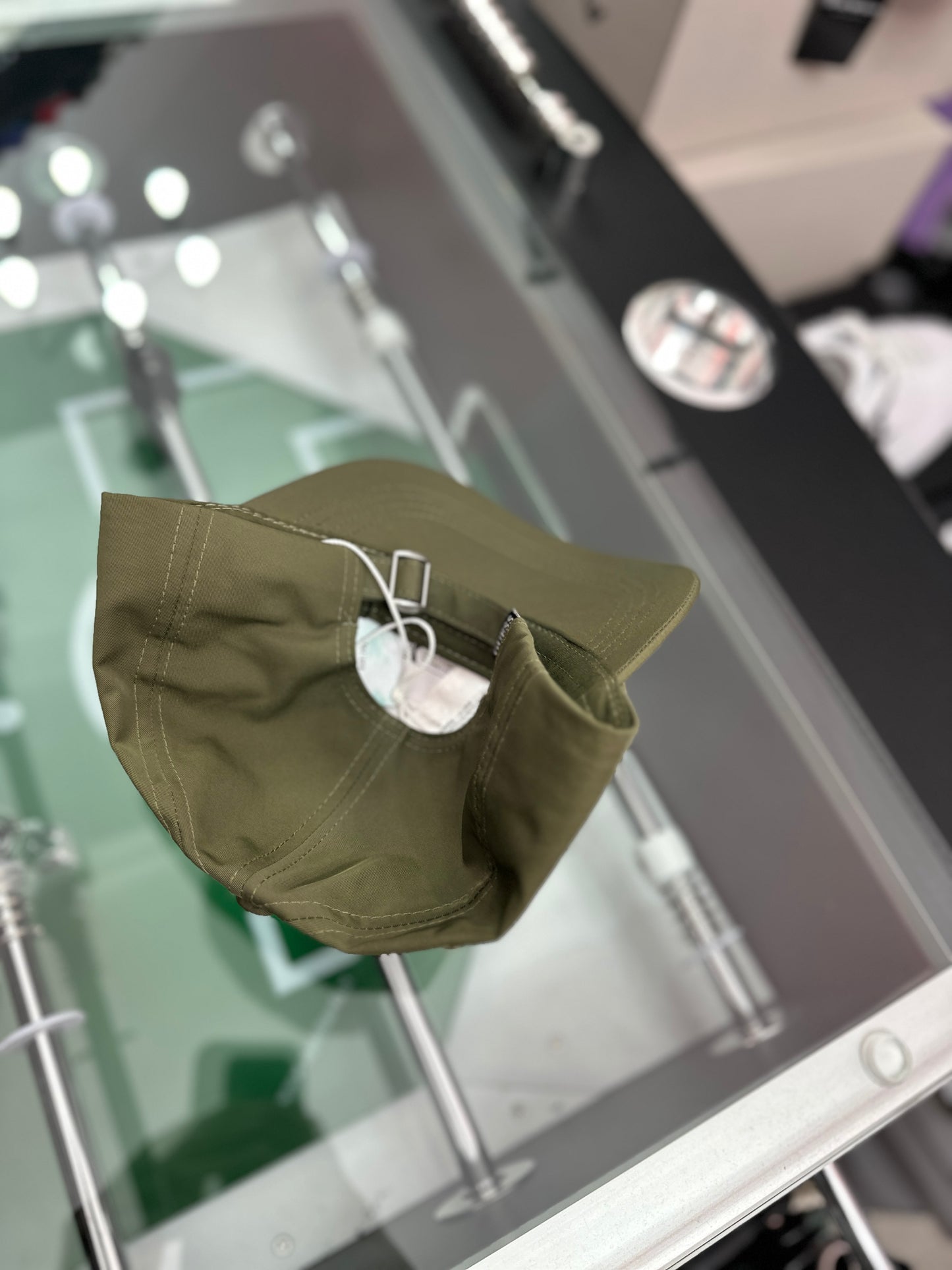 Cappello Guess in tessuto tecnico con logo col.Verde militare