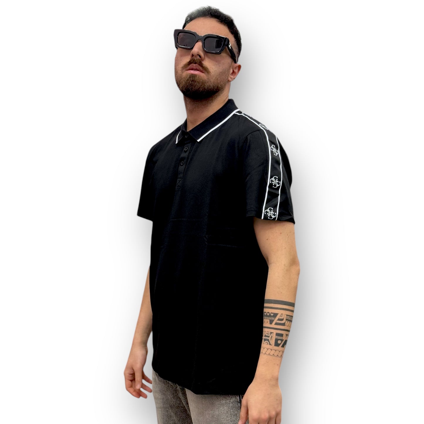 Polo GUESS Uomo, in tessuto tecnico bordino a contrasto sul collo con banda logata sulle braccia, col.Nero, (SlimFit)