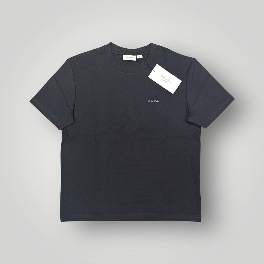 T-shirt CALVIN KLEIN, con logo lato cuore, Col.Phantom (targhetta Calvin Klein) BoxyFit