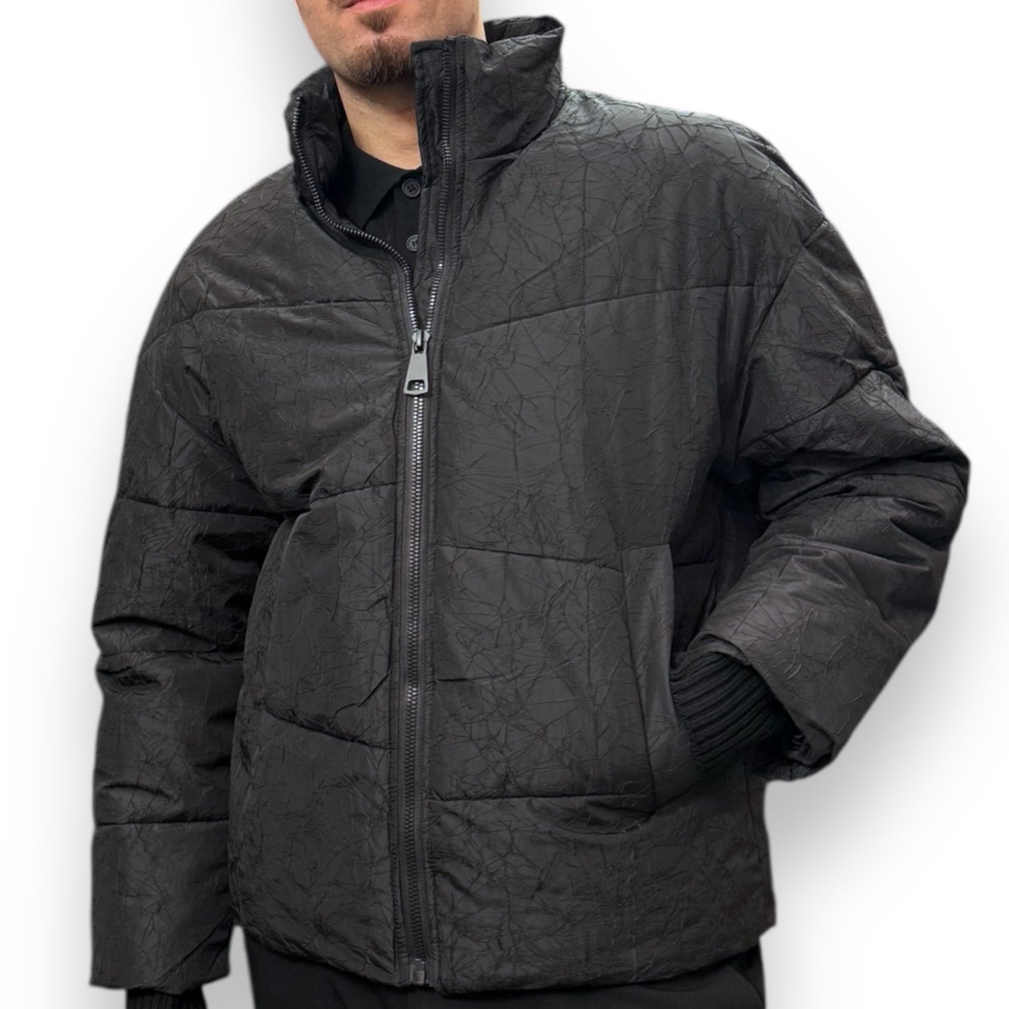 Giubbotto VS-NOZERO, mod.Puffer jacket (cropped fit con manica più corta e venature in rilievo sul tessuto) col.Nero (G5W25)