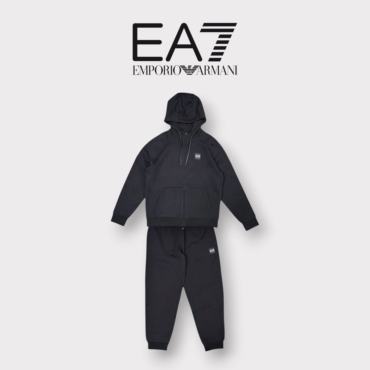 EA7 - Tuta completa Uomo, con logo ricamato bianco sulla schiena, con cappuccio, tex.felpato, Col.Nero