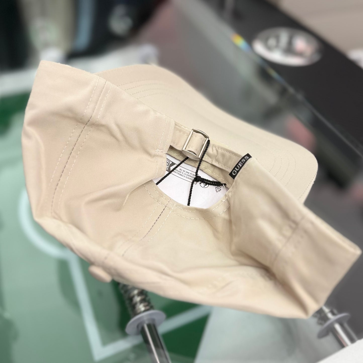 Cappello Guess in tessuto tecnico con logo col.Beige