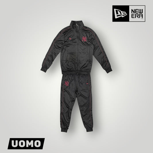 Tuta Completa Uomo NEW ERA, Tex.acetato (veste grande si consiglia una tg. In meno), col.Nero/Bordeaux