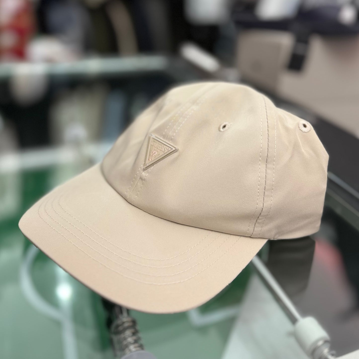 Cappello Guess in tessuto tecnico con logo col.Beige