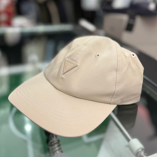Cappello Guess in tessuto tecnico con logo col.Beige