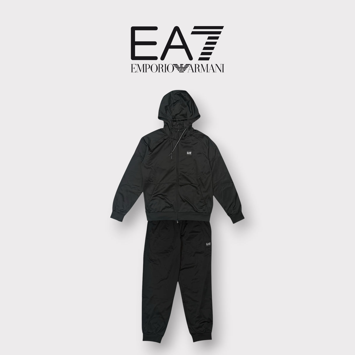 EA7 - Tuta completa Uomo, con stampa ricamata schienale, con cappuccio, tex.acetato, Col.Nero