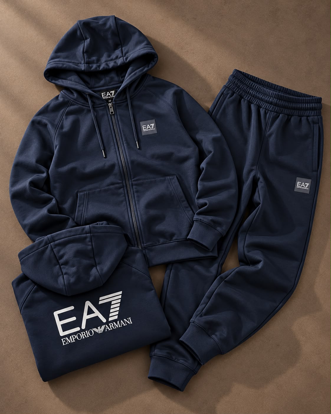 EA7 - Tuta completa Uomo, con logo ricamato bianco sulla schiena, con cappuccio, tex.felpato, Col.Blu