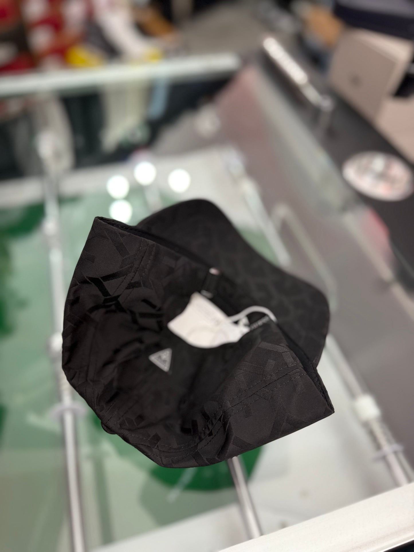 Cappello Guess in tessuto tecnico col.Nero