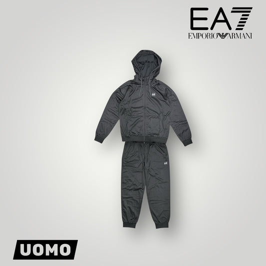 Tuta Completa EA7 in tessuto acetato con zip e cappuccio e ricamo sulla schiena, Col.Nero