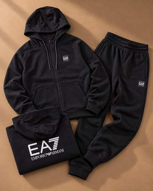 EA7 - Tuta completa Uomo, con logo ricamato bianco sulla schiena, con cappuccio, tex.felpato, Col.Nero