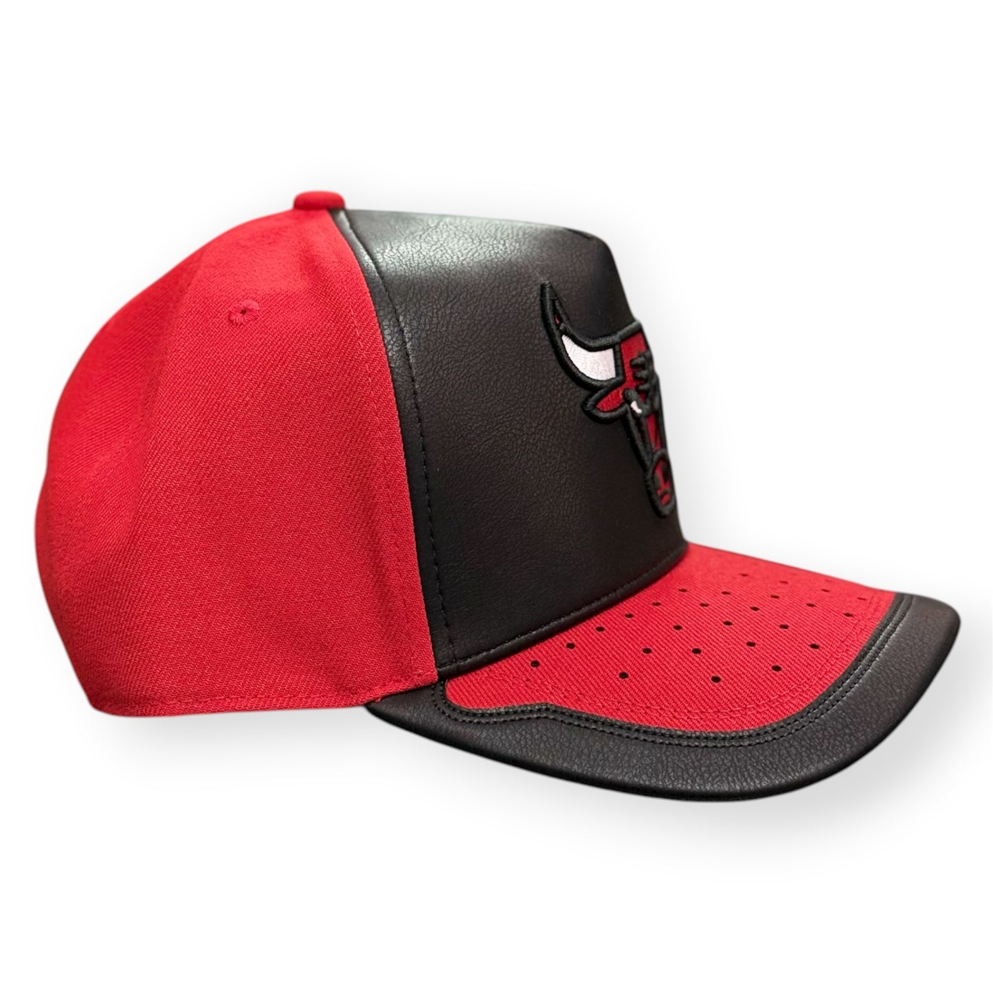 MITCHELL&NESS-Cappello CHICAGO BULLS, in ecopelle, Col.Nero/Rosso