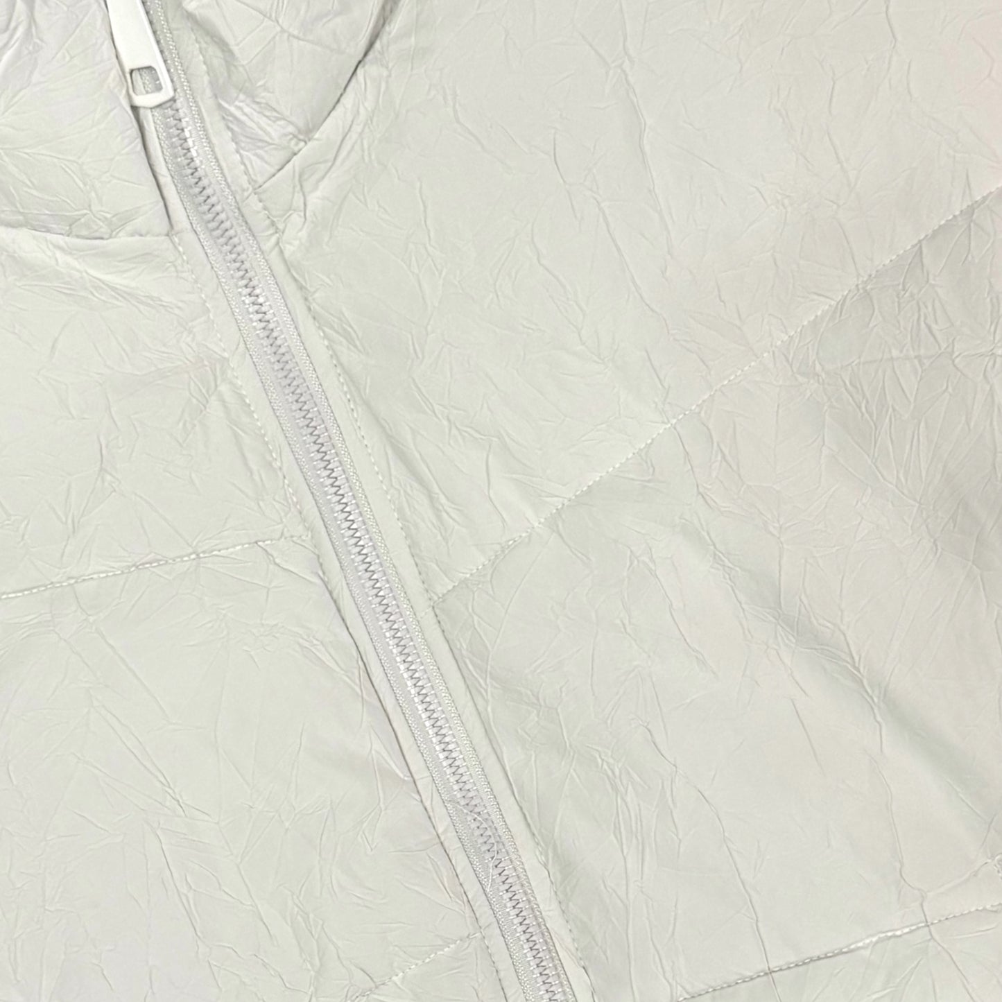 Giubbotto VS-NOZERO, mod.Puffer jacket (cropped fit con manica più corta e venature in rilievo sul tessuto) col.Bianco (G6W25)