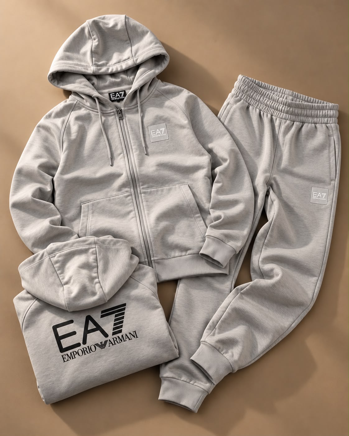 EA7 - Tuta completa Uomo, con logo ricamato nero sulla schiena, con cappuccio, tex.felpato, Col.Grigio