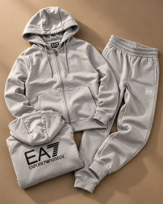 EA7 - Tuta completa Uomo, con logo ricamato nero sulla schiena, con cappuccio, tex.felpato, Col.Grigio