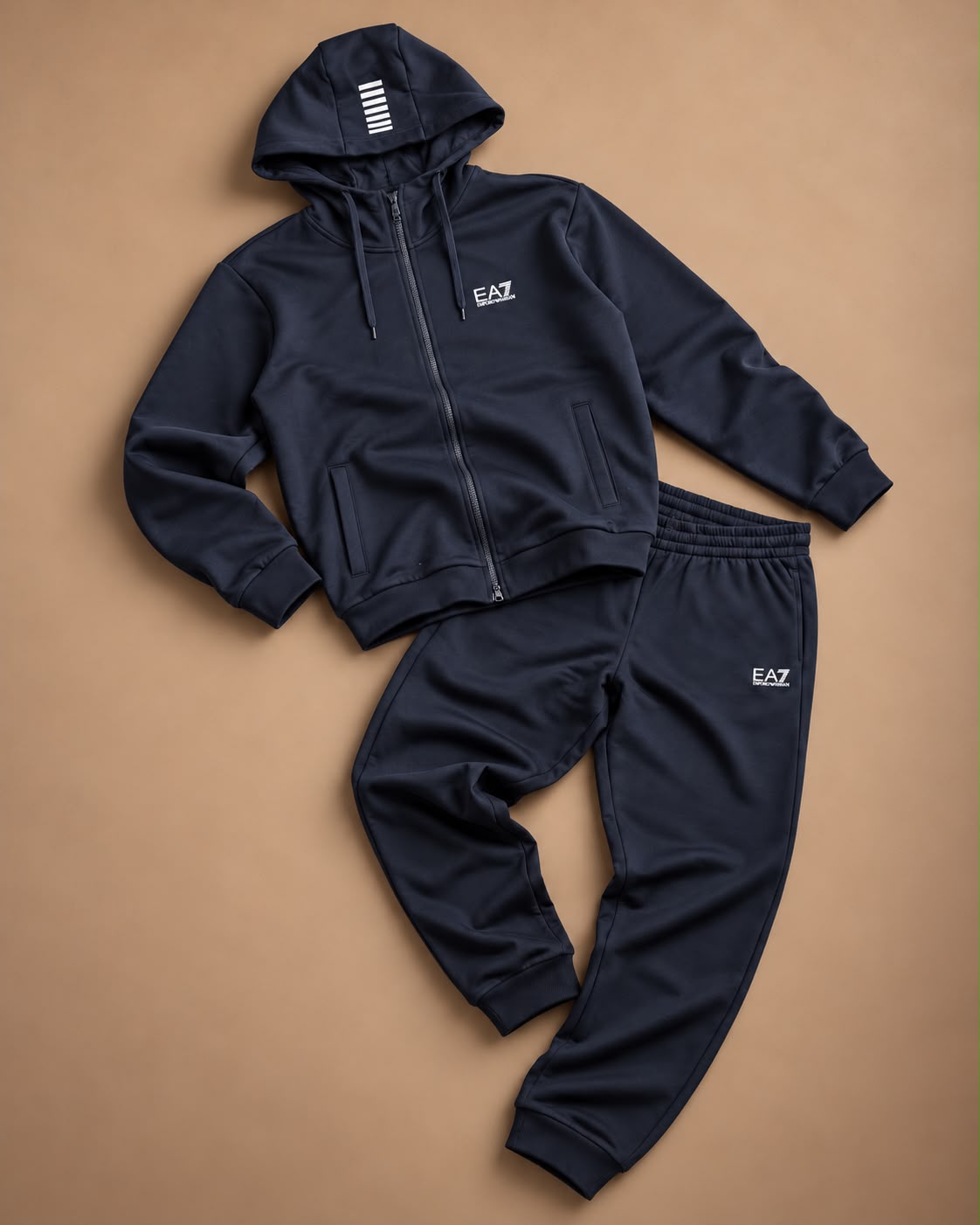 EA7 - Tuta completa Uomo, con logo gommato lato cuore, con cappuccio, tex.felpato, Col.Blu