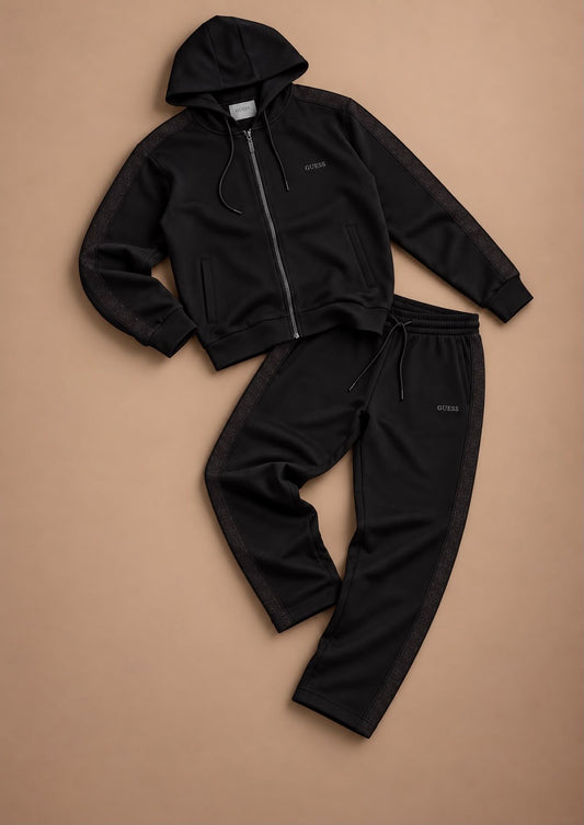 GUESS - Tuta completa Uomo, con cappuccio, con banda laterale logata nero su nero, Col.Nero