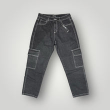 Carica l&#39;immagine nel visualizzatore di Gallery, Jeans in denim-nero cargo con cuciture a contrasto (vestibilità baggy) LUKAS KIMI
