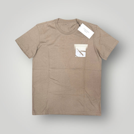 T-shirt CALVIN KLEIN, con logo stampato lato cuore, Col.Taupe Gray (quadrato ck)
