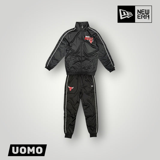 Tuta Completa Uomo NEW ERA Chicago Bulls, tex.acetato (veste grande si consiglia una tg.in meno), col.Nero