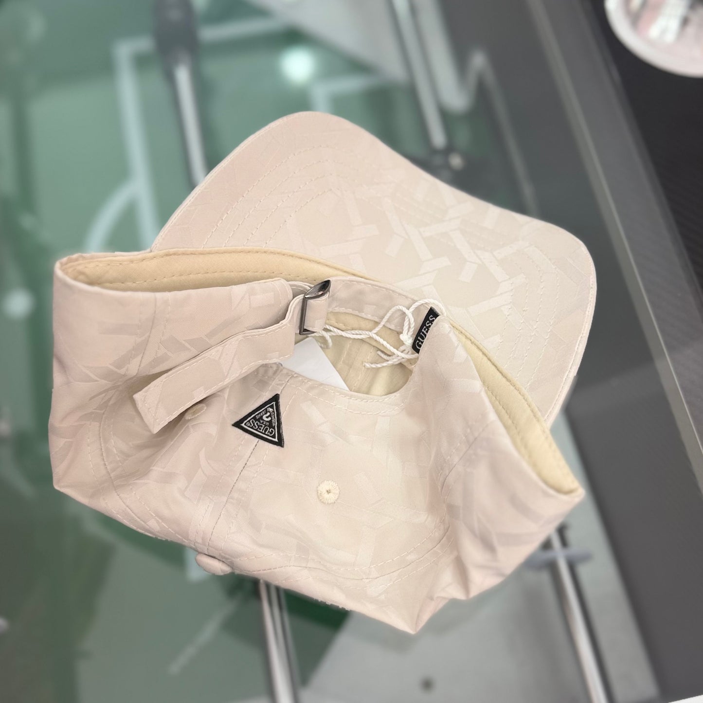 Cappello Guess in tessuto tecnico col.Beige