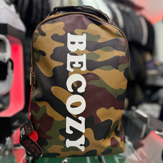 Zaino BECOZY, in ecopelle con fantasia militare e scritta bianca