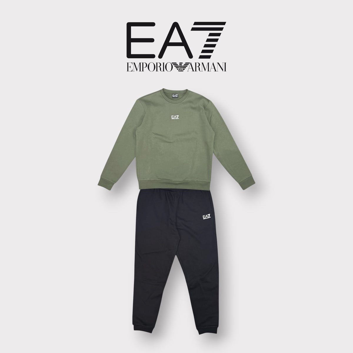 EA7 - Tuta completa Uomo, con logo gommato centrale, girocollo, tex.felpato, Col.Verde militare/Nero