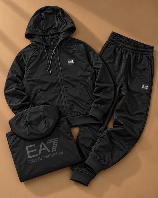 EA7 - Tuta completa Uomo, con logo ricamato nero sulla schiena, con cappuccio, tex.acetato, Col.Nero