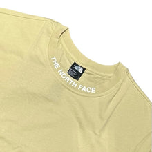 Carica l&#39;immagine nel visualizzatore di Gallery, T-shirt THE NORTH FACE Uomo beige con stampa 3D sul collo e banda logata sulla schiena, RegulrFit
