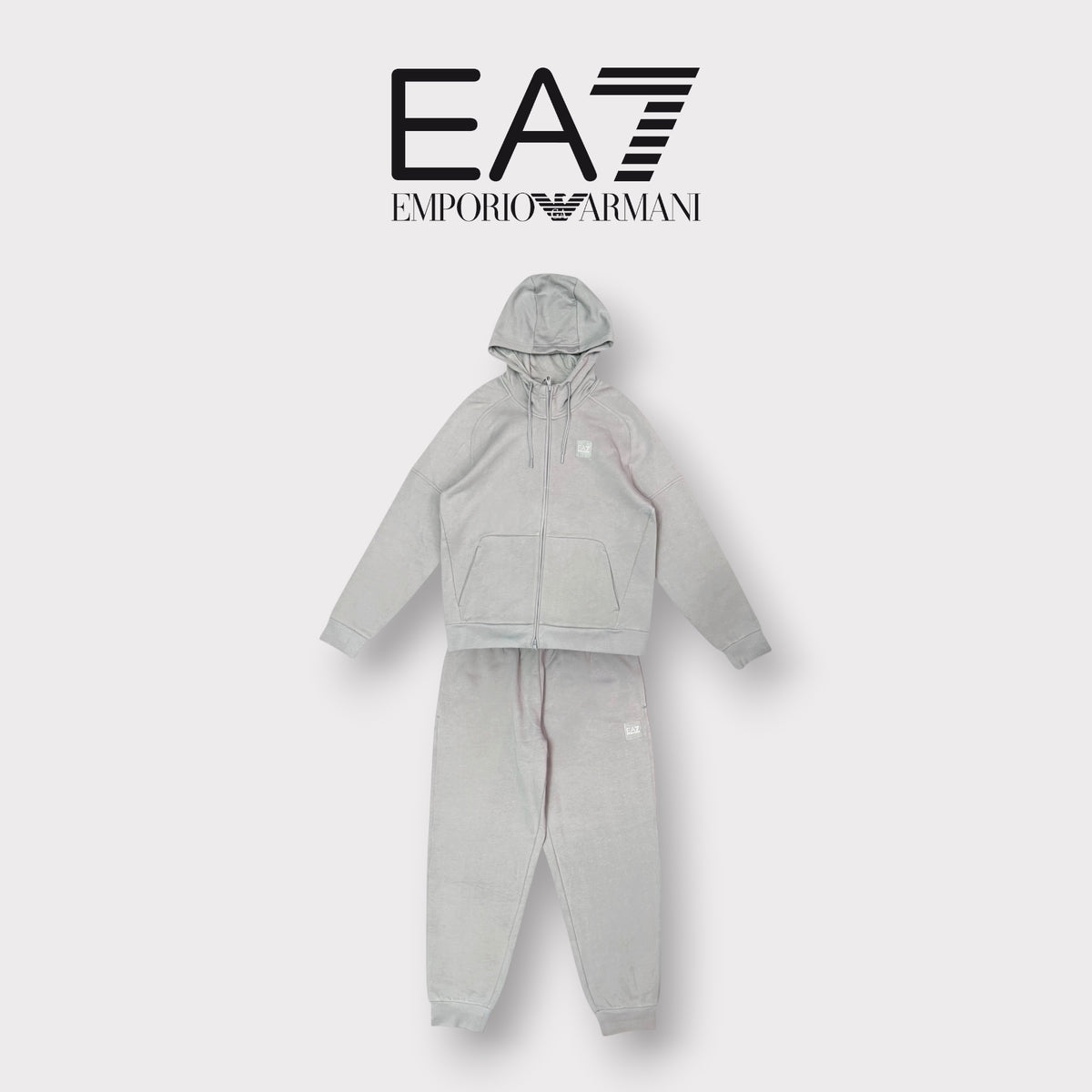 EA7 - Tuta completa Uomo, con logo ricamato nero sulla schiena, con cappuccio, tex.felpato, Col.Grigio