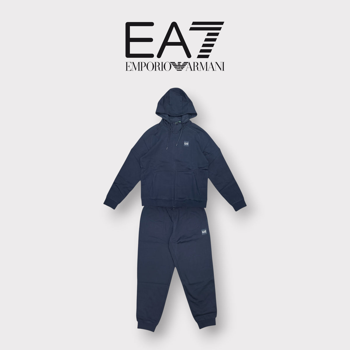 EA7 - Tuta completa Uomo, con logo ricamato bianco sulla schiena, con cappuccio, tex.felpato, Col.Blu