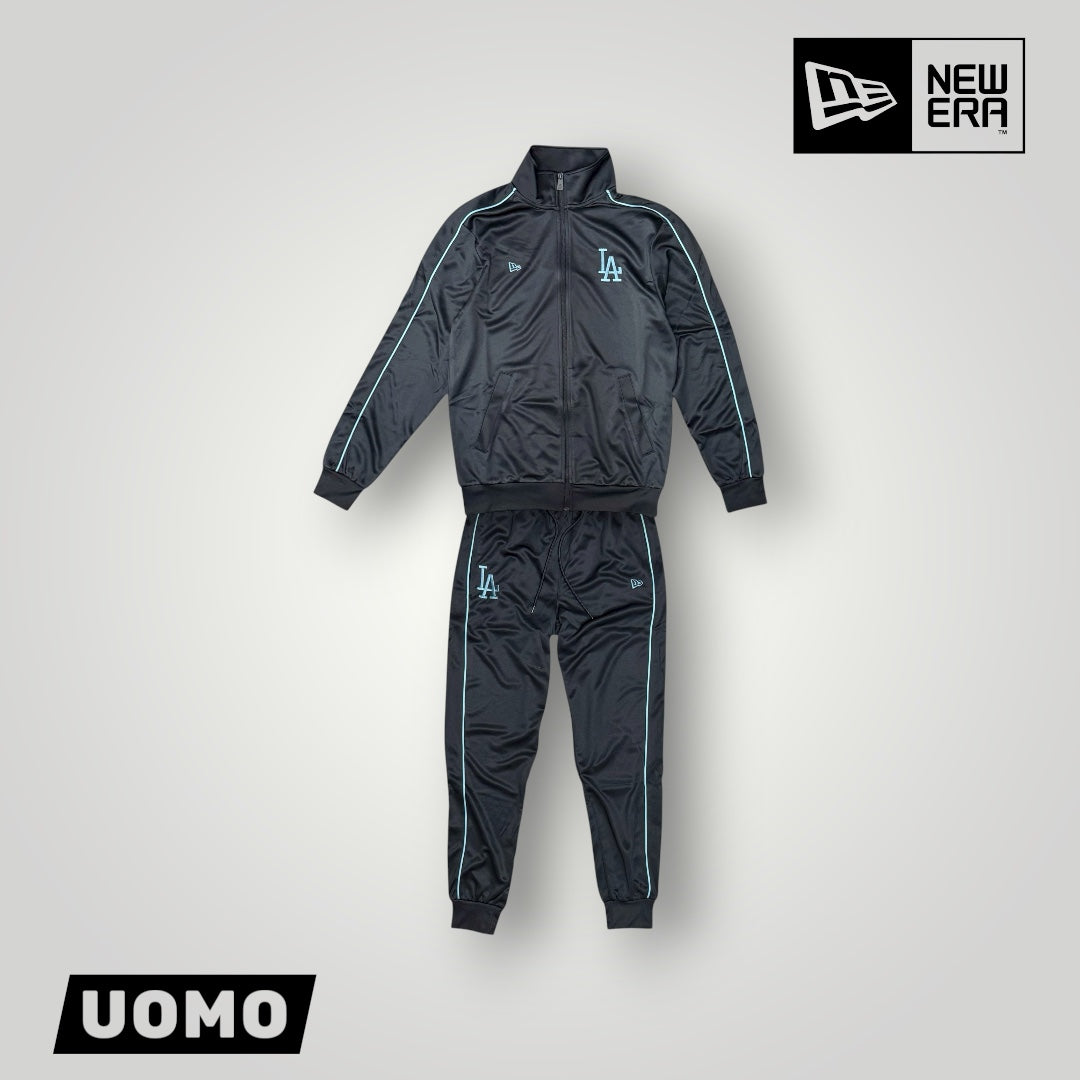 Tuta Completa Uomo NEW ERA, tex.acetato (veste grande si consiglia una tg.in meno), col.Blu/Celeste