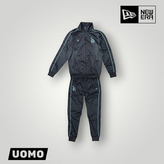 Tuta Completa Uomo NEW ERA, tex.acetato (veste grande si consiglia una tg.in meno), col.Blu/Celeste