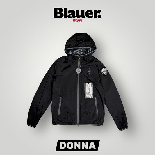 Giubbotto Blauer Donna, antivento con scudetto Swarovski e cappuccio, mod.NAY, Col.Nero