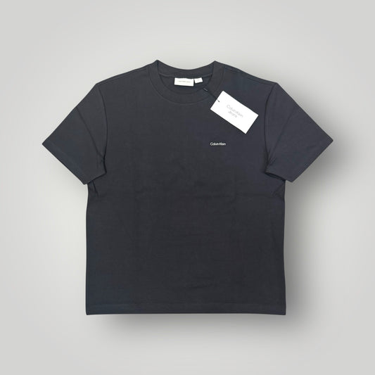 T-shirt CALVIN KLEIN, con logo lato cuore, Col.Phantom (targhetta Calvin Klein) BoxyFit