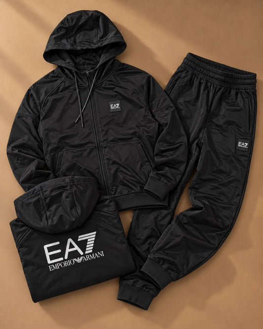 EA7 - Tuta completa Uomo, con logo ricamato bianco sulla schiena, con cappuccio, tex.acetato, Col.Nero