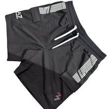 Carica l&#39;immagine nel visualizzatore di Gallery, Bermuda in felpa EA7 nero con tasconi (veste più corto)
